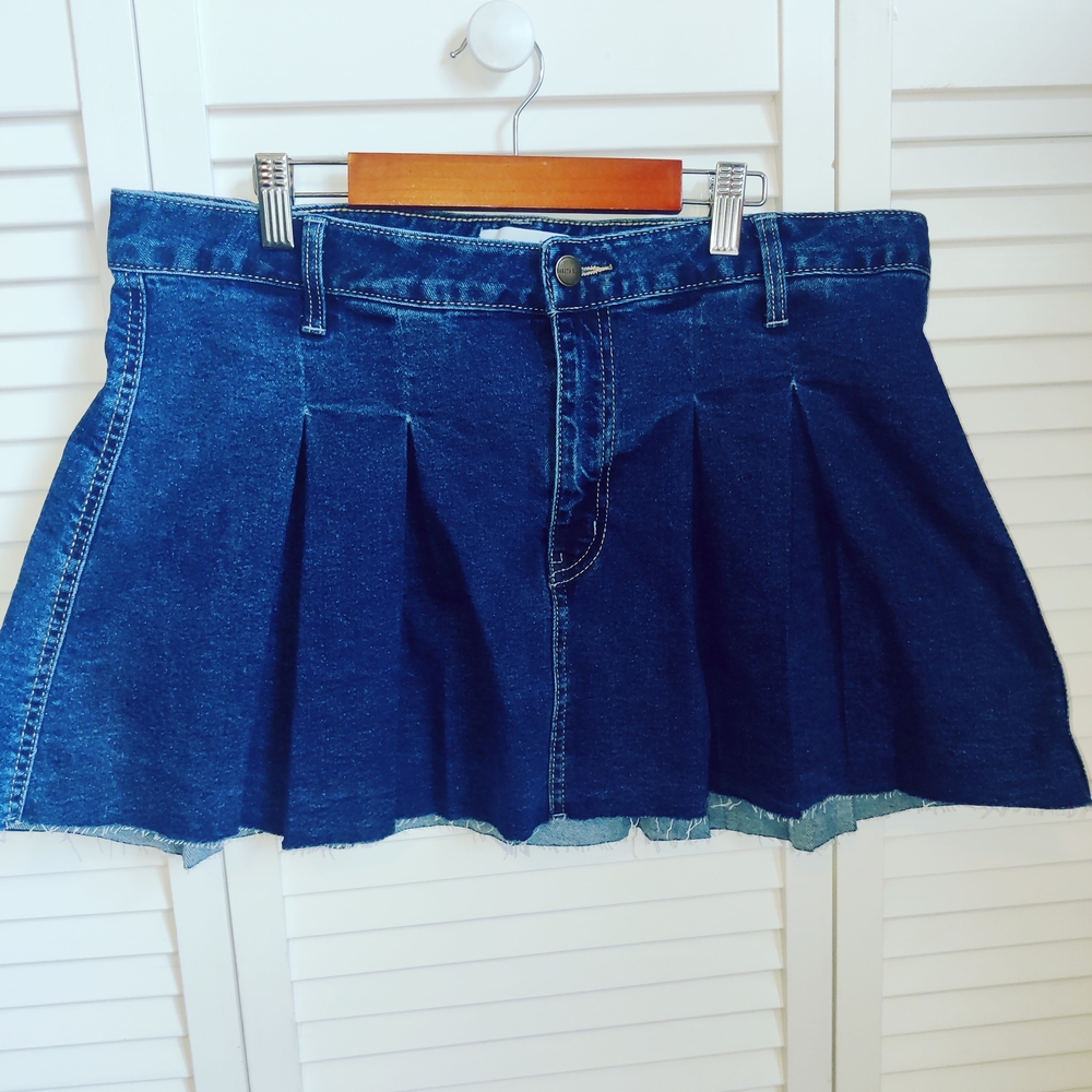Dakota Blue Pleated Denim Mini Skirt with a Raw Hem Women's Size L
